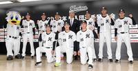 　吉井監督（後列中央）を囲んで活躍を誓う千葉ロッテ・マリーンズの新入団選手。（前列左から）２巡目指名・友杉、１巡目・菊地、３巡目・田中、（後列左から）育成３巡目・勝又、育成１巡目・吉川、４巡目・高野、５巡目・金田、育成２巡目・白濱、育成４巡目・黒川（撮影・佐藤厚）