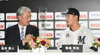 　「苫小牧（出身）？苫小牧は活躍するよ」とドラフト１巡目指名の菊地（右）に話す吉井監督（撮影・佐藤厚）