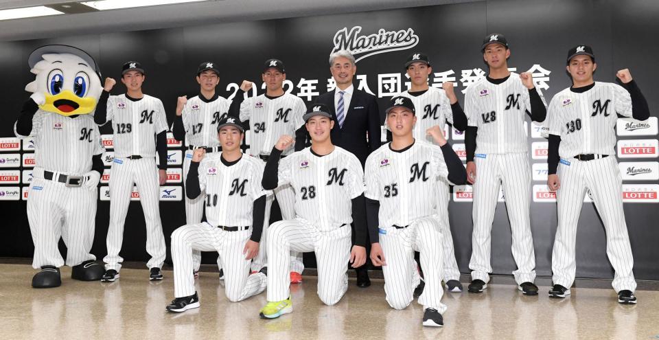 　吉井監督（後列中央）を囲んで活躍を誓う千葉ロッテ・マリーンズの新入団選手。（前列左から）２巡目指名・友杉、１巡目・菊地、３巡目・田中、（後列左から）育成３巡目・勝又、育成１巡目・吉川、４巡目・高野、５巡目・金田、育成２巡目・白濱、育成４巡目・黒川（撮影・佐藤厚）