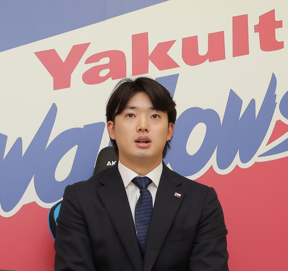 　契約更改を終え会見する長岡（代表撮影）