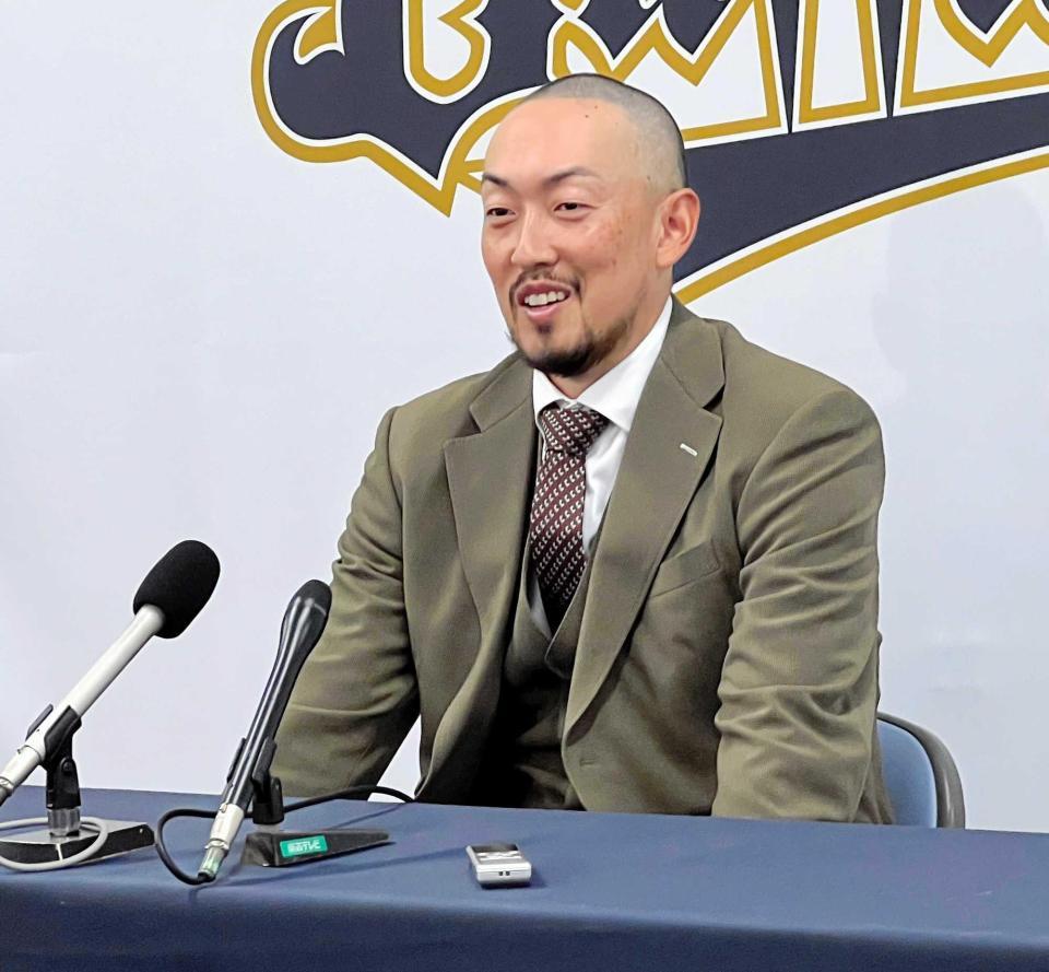 　契約更改を終えて笑顔を見せる平野佳