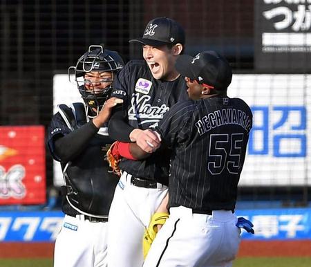　完全試合を達成し、松川（左）らナインに祝福される佐々木朗＝４月１０日、ＺＯＺＯマリン