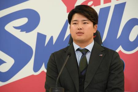 　契約更改後、会見をする村上（代表撮影）