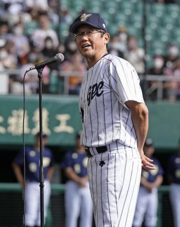 　名球会オールスター戦の試合前にあいさつする古田敦也新理事長＝沖縄セルラースタジアム那覇