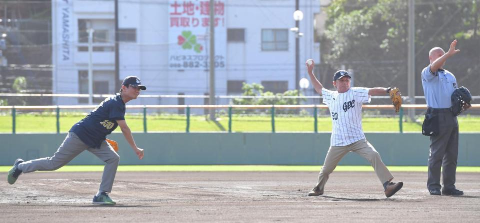 　始球式で並んで投球する知念覚那覇市長（左）と玉城デニー沖縄県知事（撮影・高部洋祐）
