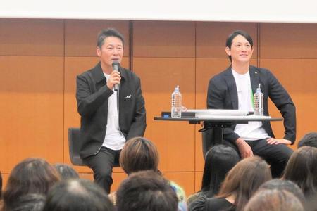 　都内のトークショーイベントに出席した元木コーチ（左）と小林