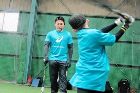 　「アシックス×丸佳浩選手　バッティング教室」で小学生らに打撃指導をする丸