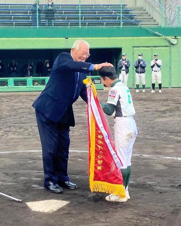 　優勝旗を手渡し野球少年の頭を笑顔でなでる鈴木啓示さん（左）