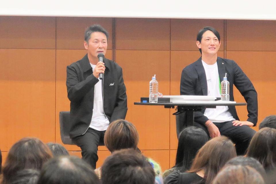 　都内のトークショーイベントに出席した元木コーチ（左）と小林