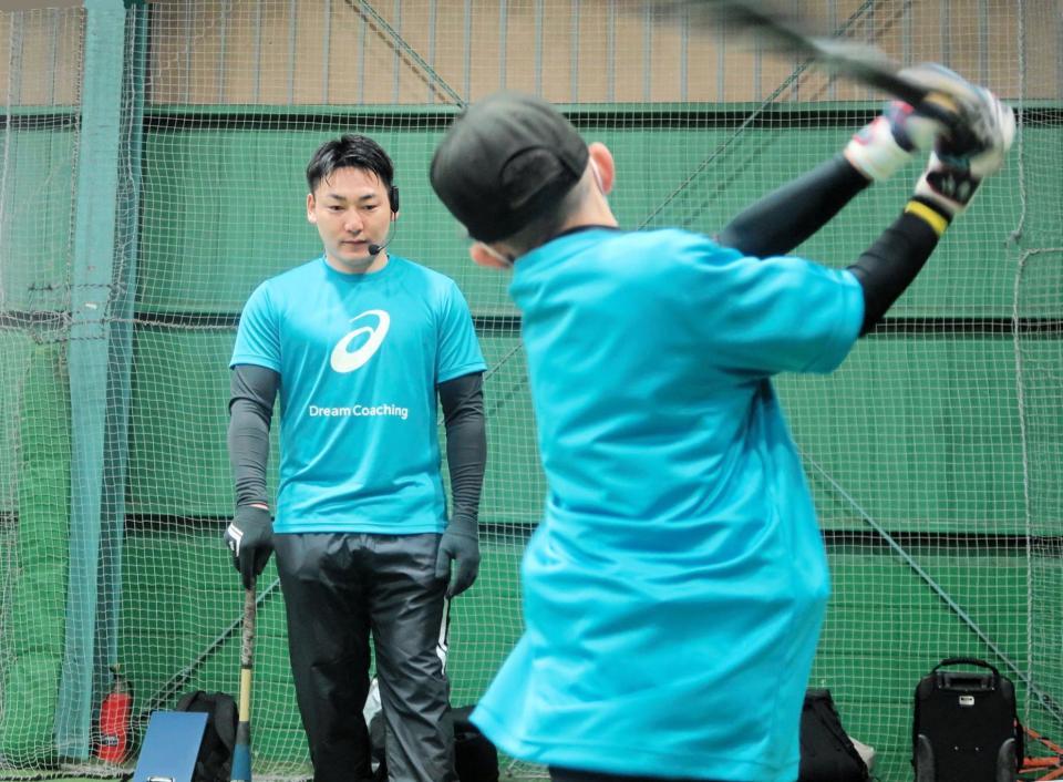 　「アシックス×丸佳浩選手　バッティング教室」で小学生らに打撃指導をする丸