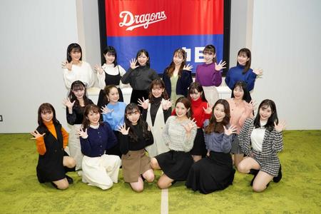 チアドラゴンズ２０２３メンバー。（前列左から）ＲＡＭＵ、ＨＯＮＯＫＡ、ＫＡＲＥＮ、ＫＡＮＡ、ＭＯＥＫＡ、ＡＩ、（中列左から）ＹＵＩ、ＲＩＮＯ、ＭＡＮＡ、ＭＩＺＵＫＩ、ＮＡＧＩＳＡ、（後列左から）ＭＩＨＡＲＵ、ＨＡＲＵ、ＭＩＲＡＩ、ＭＡＩ、ＭＥＩ、ＹＵＩＫＡ（球団提供）