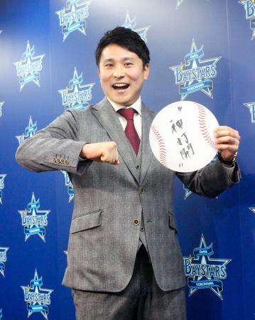 　契約更改交渉を終え、ポーズをとるＤｅＮＡの佐野＝１４日、横浜市の球団事務所