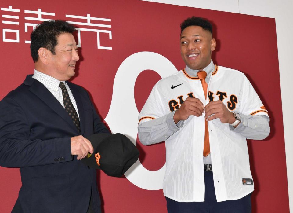 　吉村編成副本部長（左）が見守る中、ユニホームに袖を通すオコエ（撮影・佐々木彰尚）