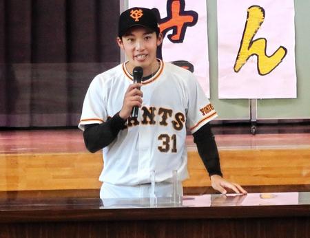 　池尻小の体育館で小学生相手に話をする赤星