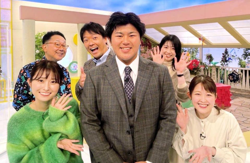 　読売テレビ「す・またん」メンバーと記念撮影した松川