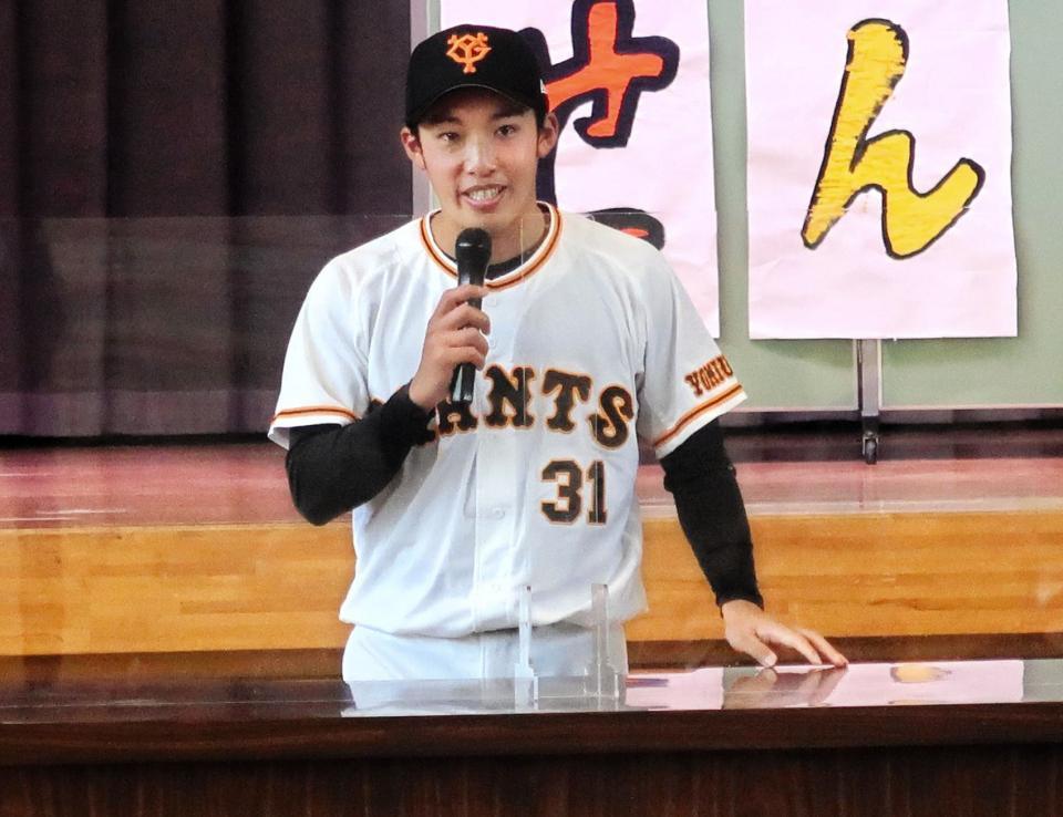 　池尻小の体育館で小学生相手に話をする赤星