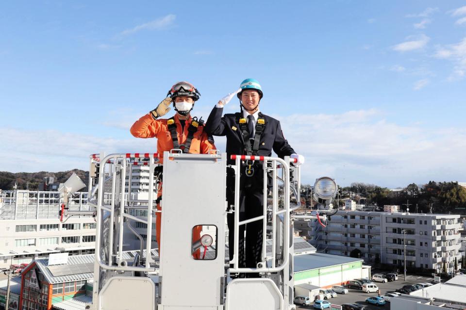 　はしご車のバスケットに乗り込み、いわきの街を一望した佐藤都