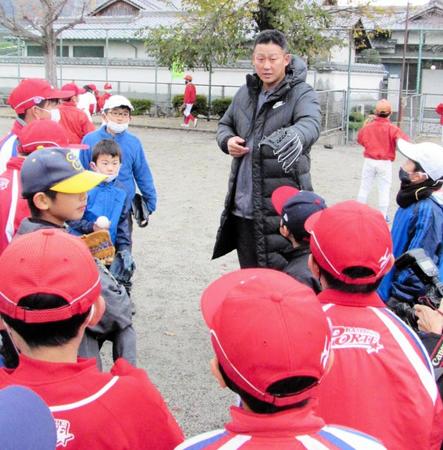 　野球教室で子どもたちにアドバイスを送る中田（中央）
