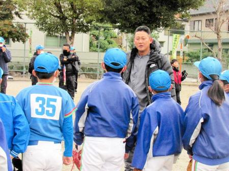 　野球教室で子どもにアドバイスを送る中田