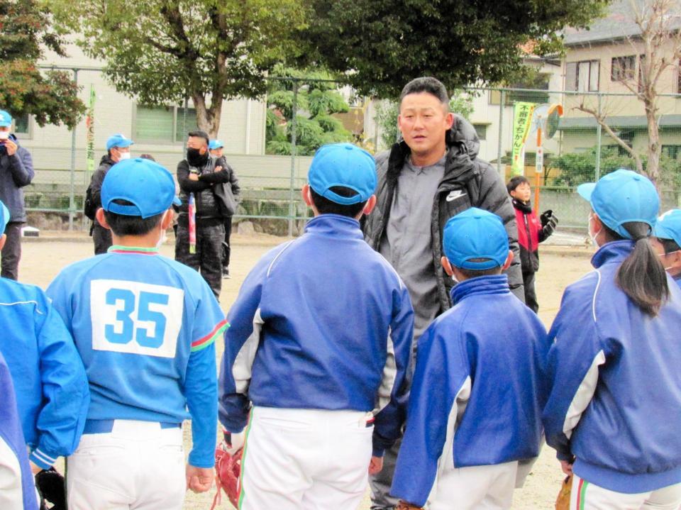 　野球教室で子どもにアドバイスを送る中田