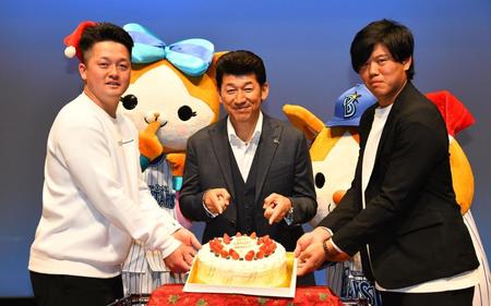 　トークショーを終え、１２月２５日に誕生日を迎える三浦監督（中央）は誕生日ケーキが贈られた。左は牧、右は上茶谷＝神奈川県港南区の港南区民文化センター「ひまわりの郷ホール」（撮影・中田匡峻）