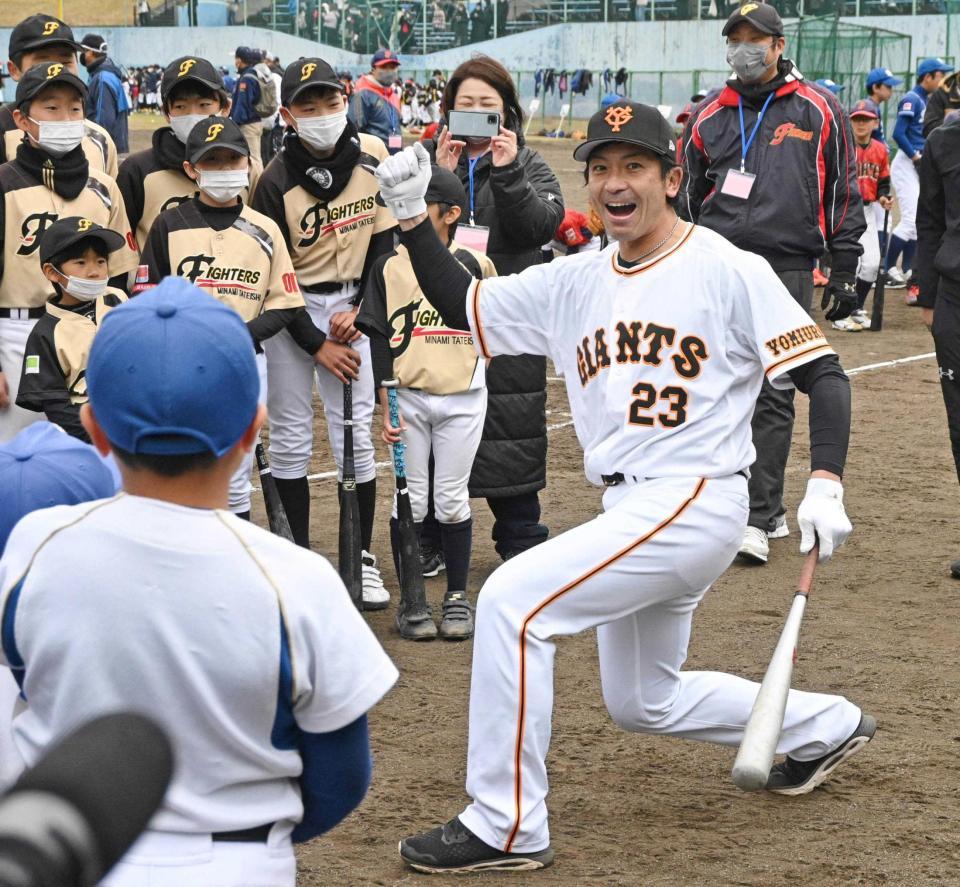 巨人・松田、背番号２３のユニ姿を初披露 巨人でも熱男！「ワクワク