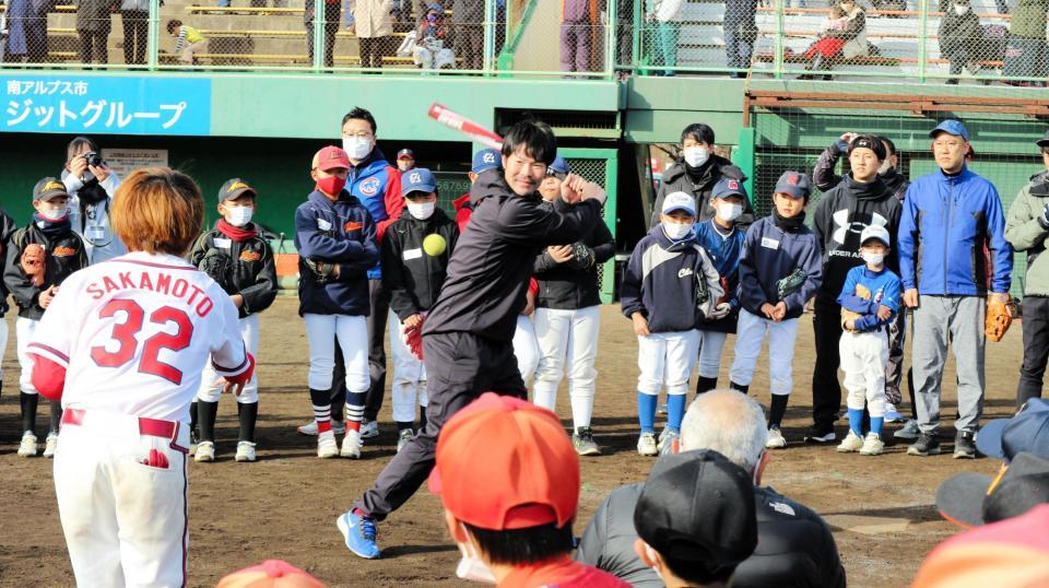 　子どもたちの前でロングティーを披露した島内（中央）