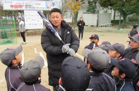 　子どもたちからの質問攻めにあう中田