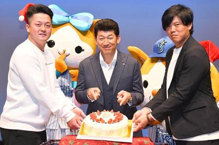 　ケーキを贈られた２５日が誕生日の三浦監督（中央）と牧（左）、上茶谷（右）