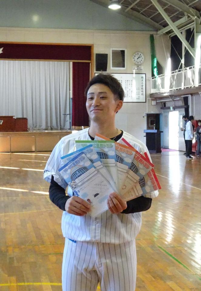 　「マリーンズドリル」を手に小学生への予習復習を呼びかけるロッテ・小島