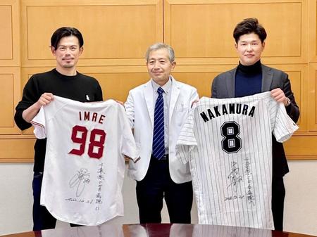 　千葉県こども病院を訪問した楽天・今江コーチ（左）とロッテ・中村奨（右）＝楽天野球団提供