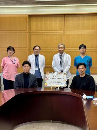 　千葉県こども病院を訪問したロッテ・中村奨（左）と楽天・今江コーチ（球団提供）