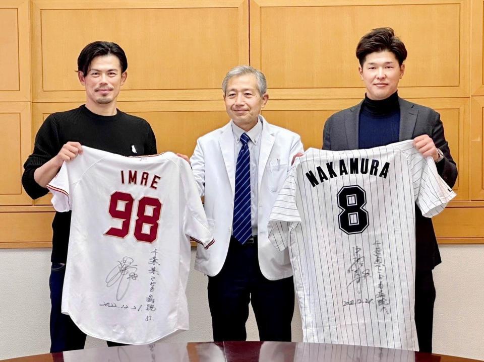 　千葉県こども病院を訪問した楽天・今江コーチ（左）とロッテ・中村奨（右）＝楽天野球団提供