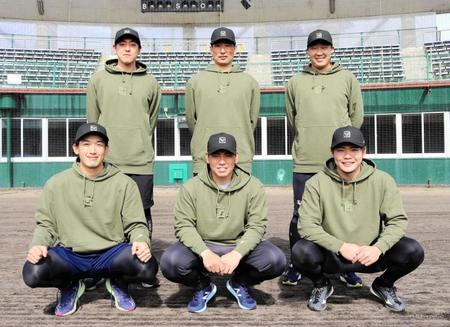 　来年も梅野（前列中央）らと自主トレを行う山本（同左）＝写真は今年のもの。阪神タイガース提供