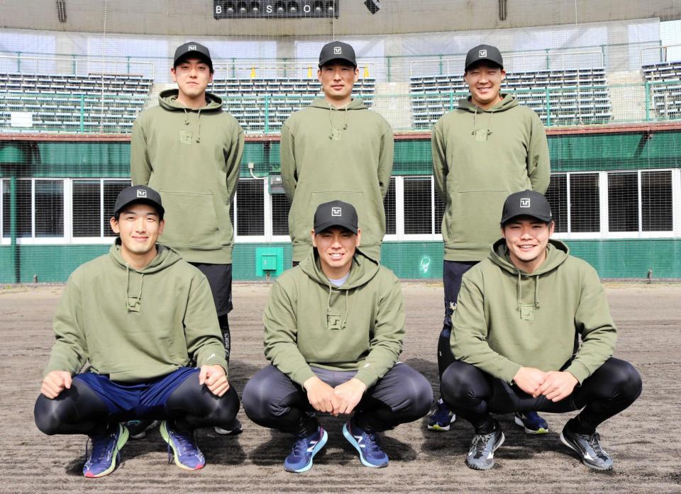 　来年も梅野（前列中央）らと自主トレを行う山本（同左）＝写真は今年のもの。阪神タイガース提供