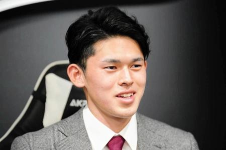 　大幅アップに笑顔をみせる佐々木朗（代表撮影）