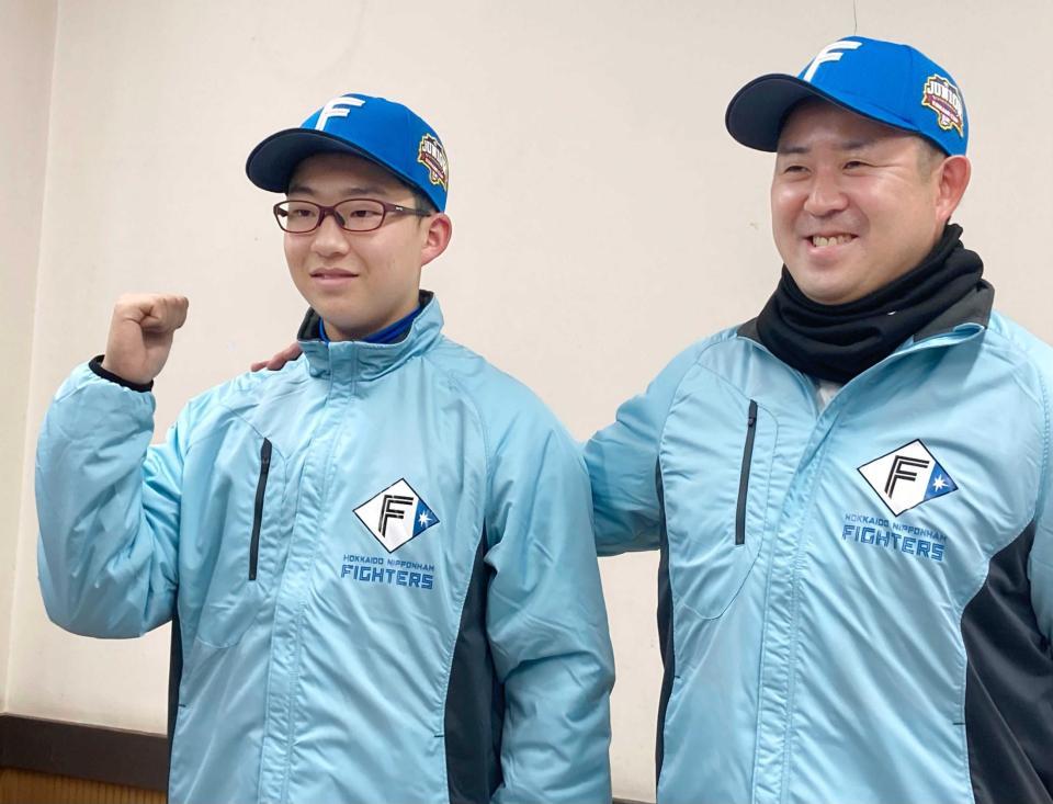 　大会史上初の無安打無得点試合を達成した竹内樹生投手（左）