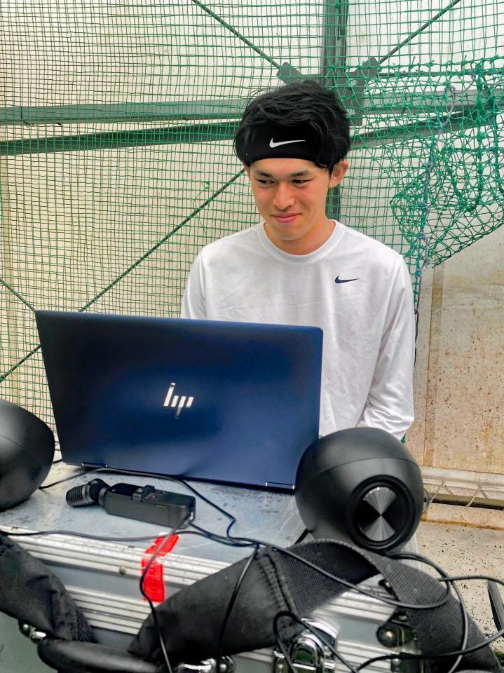 オンライン取材に対応する佐々木朗（球団提供）