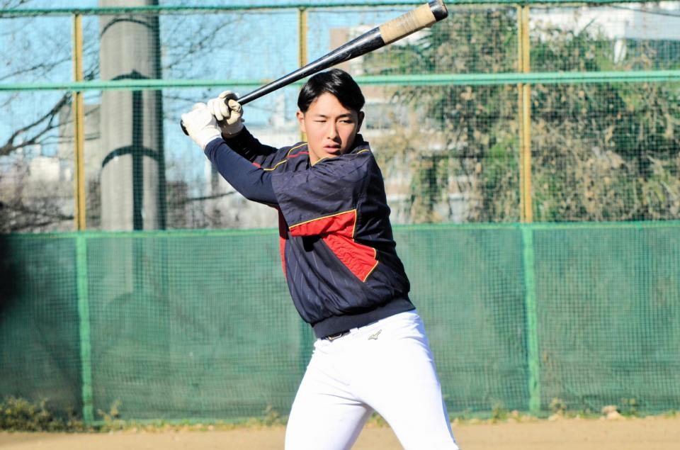 　素振りをする慶応・清原勝児