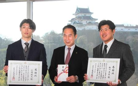 　和歌山城をバックに記念撮影する（左から）小園、尾花市長、松川