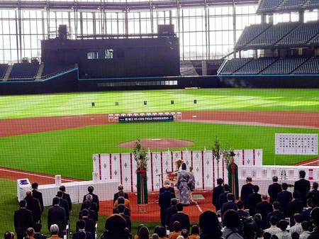　日本ハムが北広島市の新球場エスコンフィールドで竣工式。あいさつする川村球団社長