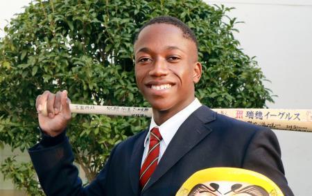 ソフトＢ、１位指名のイヒネ入寮名前入りのだるま持参