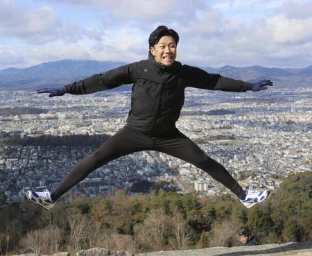 　京都市の大文字山で練習を公開し、ポーズをとる大野雄＝５日