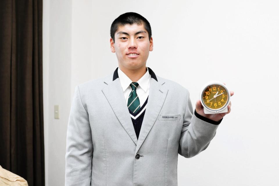 　高校時代から使用する目覚まし時計を寮に持ち込んだ古賀（楽天野球団提供）