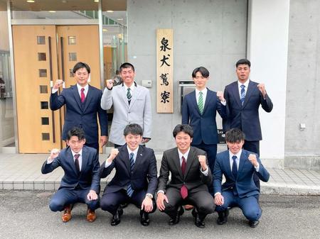　入寮した新人選手たち（左下から）林、伊藤茉、渡辺翔、平良（左上から）永田、古賀、辰見、竹下