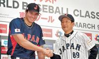 　照れながら栗山監督（右）と握手する大谷＝６日