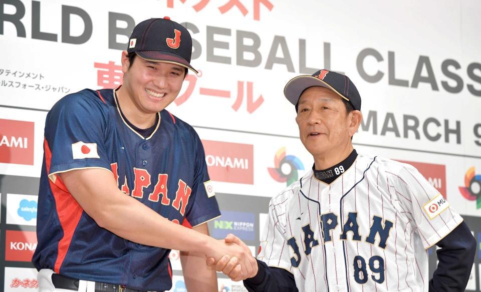 　照れながら栗山監督（右）と握手する大谷