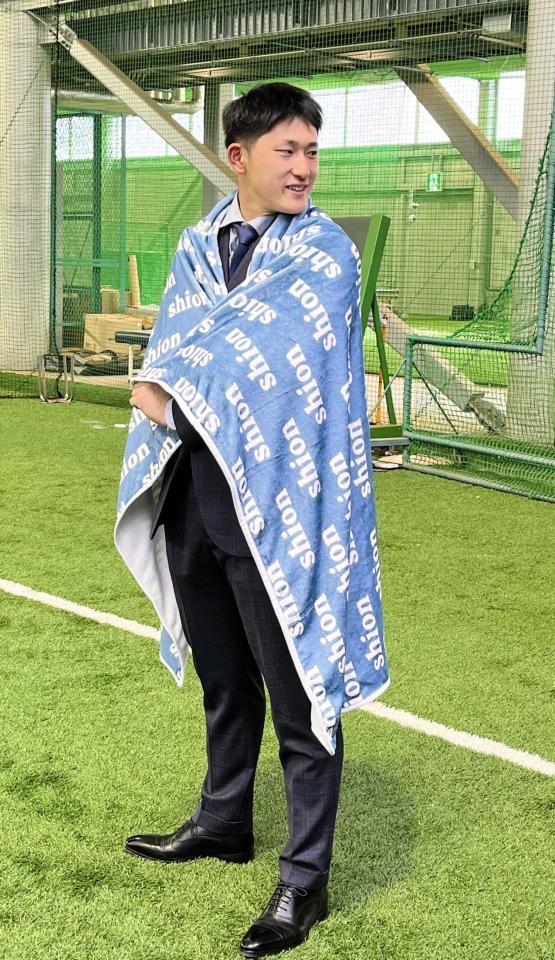 　名前が書かれたブランケットと共に入寮した、松尾