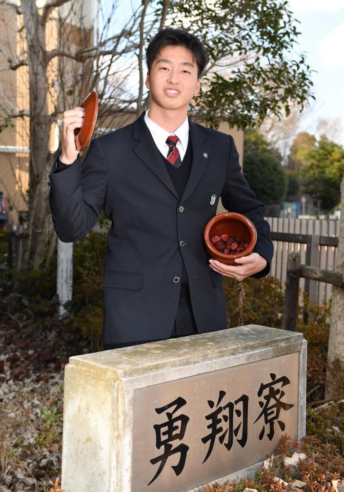 　おばあちゃんがつけた梅干しを持参し入寮した藤田（撮影・開出牧）