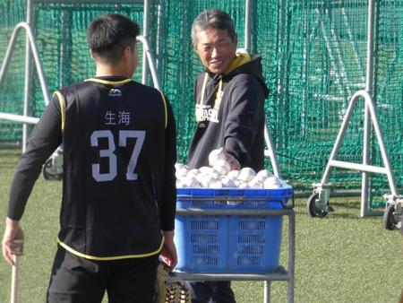 　新人合同自主トレを視察した小久保２軍監督